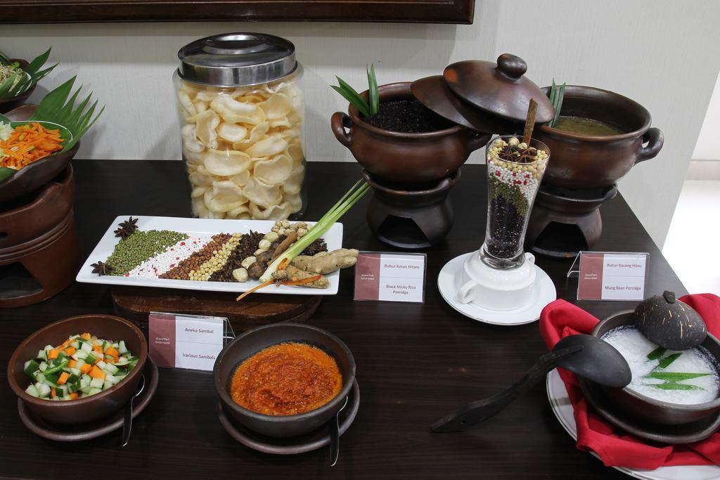 ホテル Grand Puri Saron ジョグジャカルタ エクステリア 写真